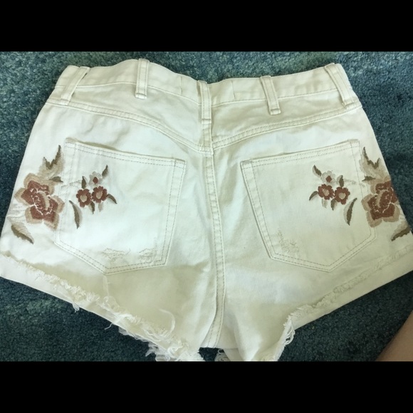 High rise white embroidered flowers denim shorts - Picture 3 of 3